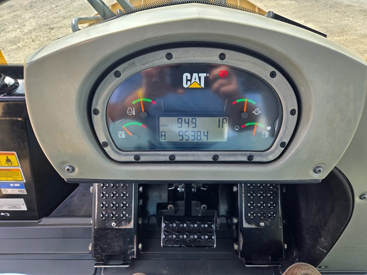 2015-caterpillar-953d-image-117