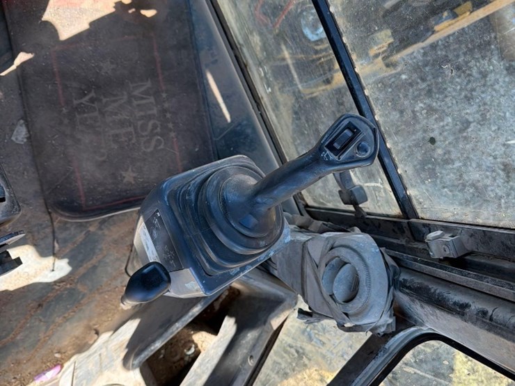 2017-caterpillar-420f2-image-23