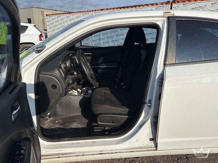 2017-dodge-charger-sedan-image-10