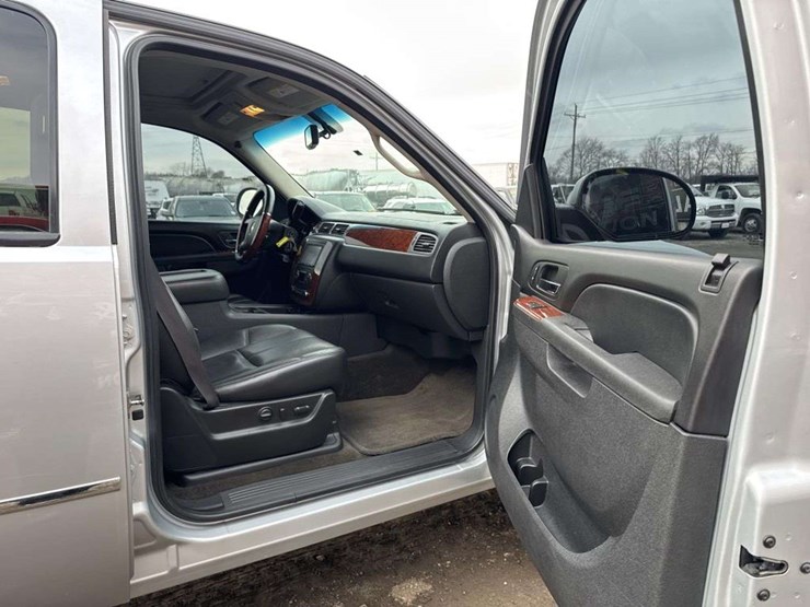 2012-chevrolet-suburban-1500-image-15