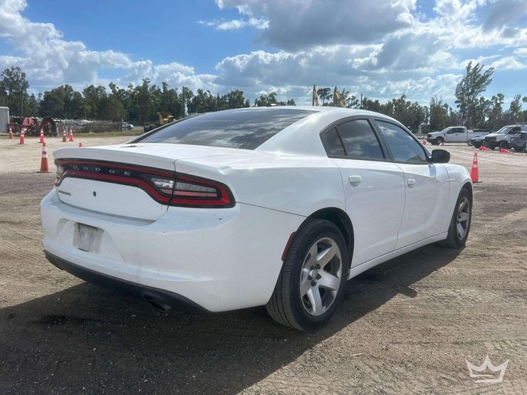 2015-dodge-charger-sedan-image-4