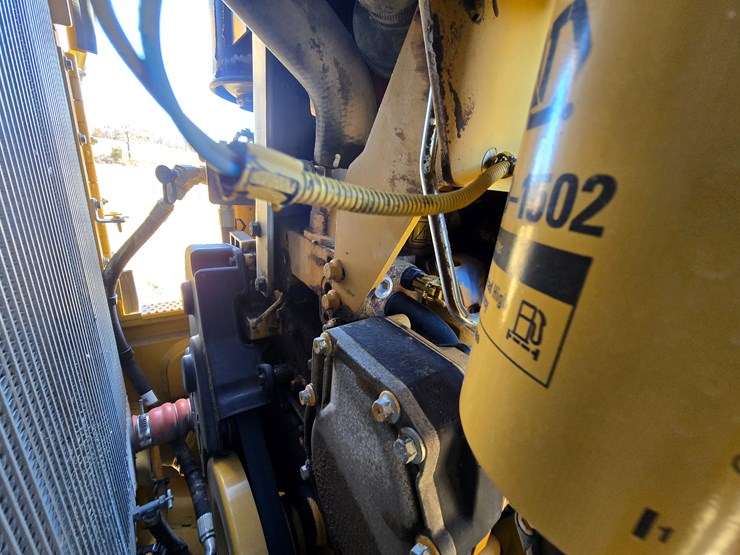2015-caterpillar-953d-image-94