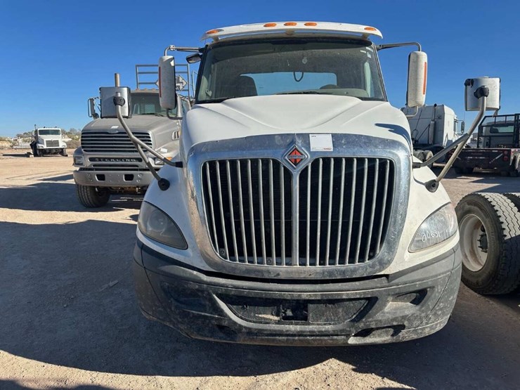 2017-international-lf687-daycab-image-2