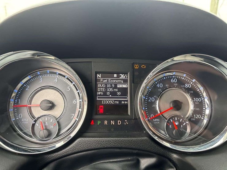 2014-chrysler-town-&-country-image-19