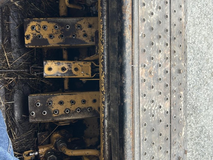 new-holland-l783-image-10