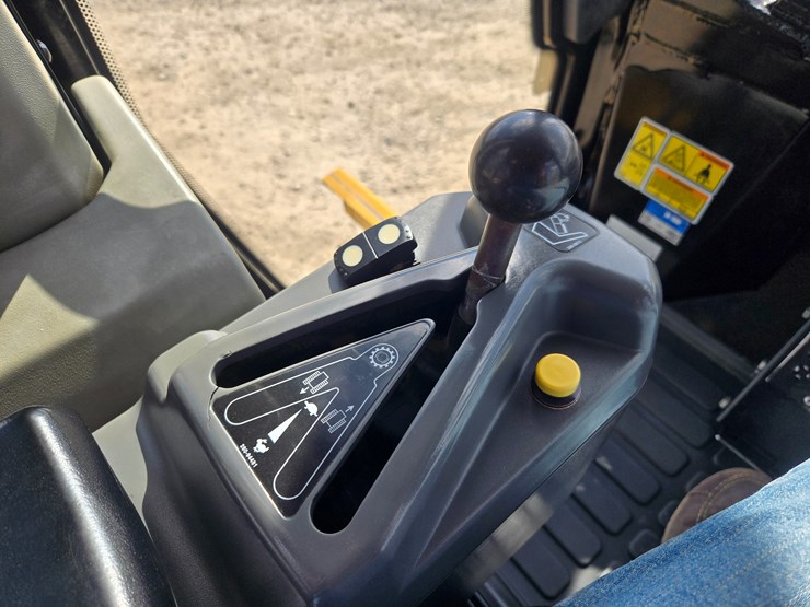 2015-caterpillar-953d-image-121