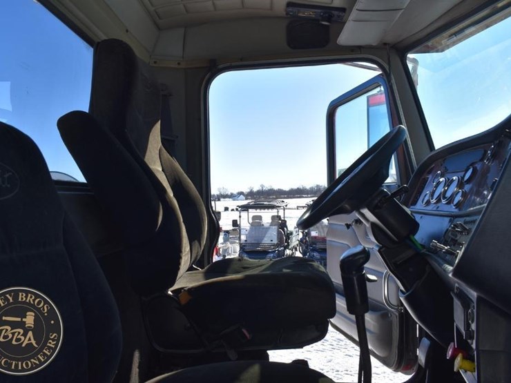 2005-peterbilt-385-image-44