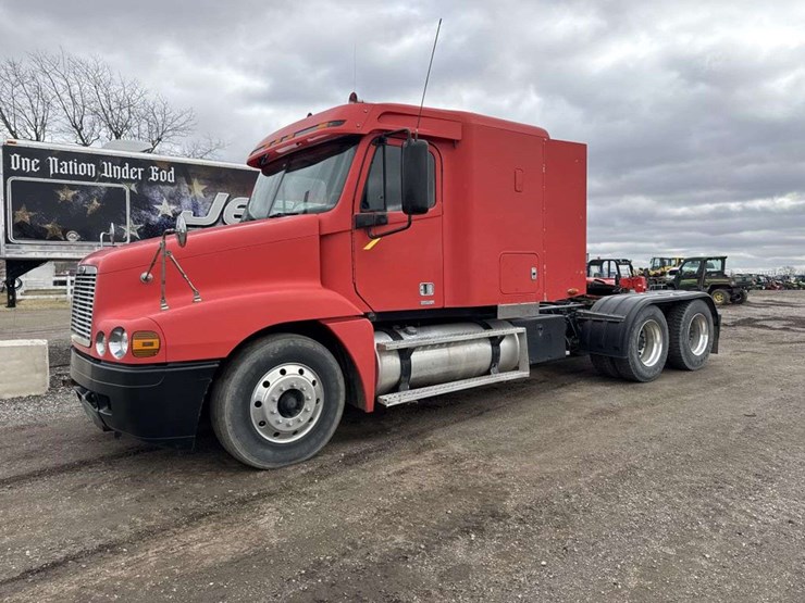 2000-freightliner-flc120-image-1