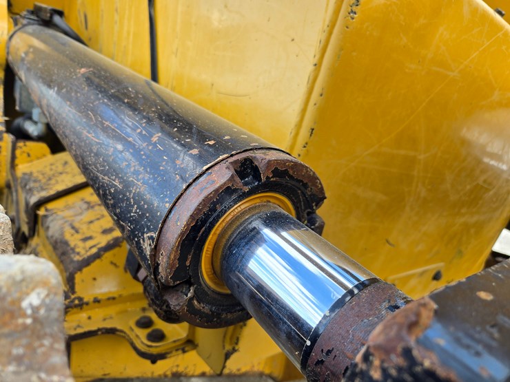 2015-caterpillar-953d-image-138