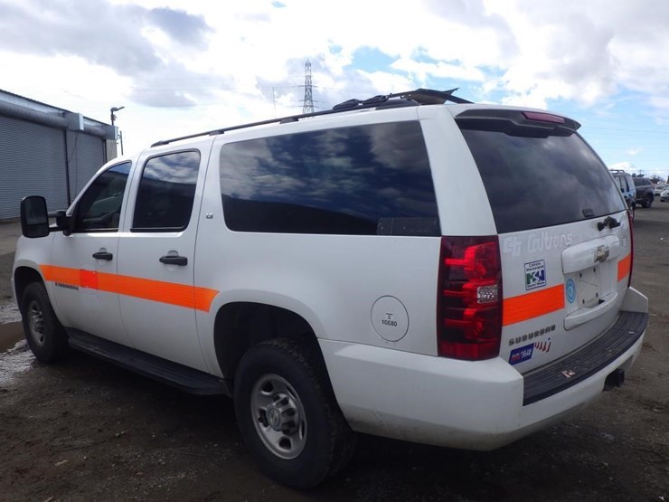 2009-chevrolet-suburban-image-4