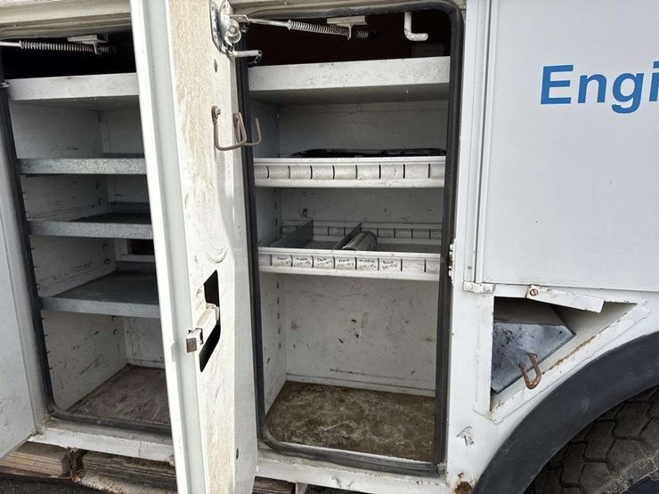 2000-freightliner-fl70-image-17