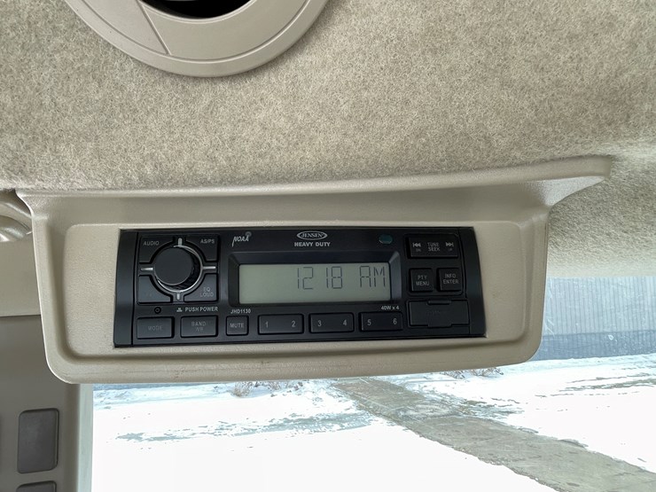 2015-john-deere-5075e-image-59