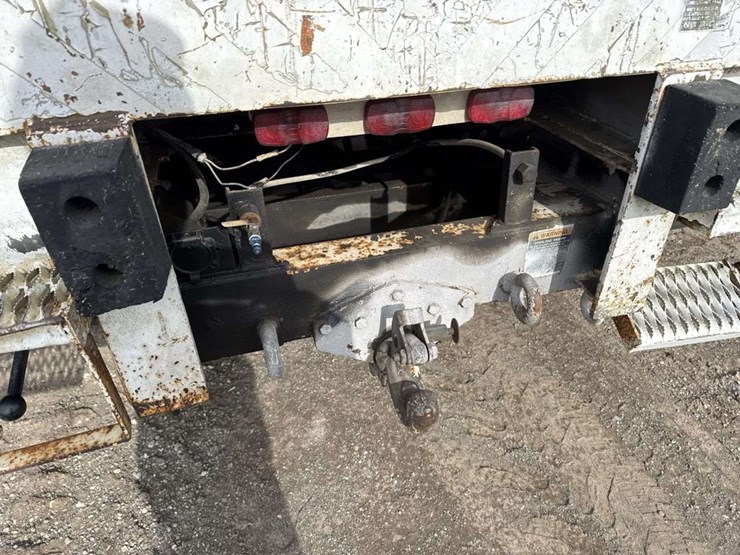 2000-freightliner-fl70-image-21