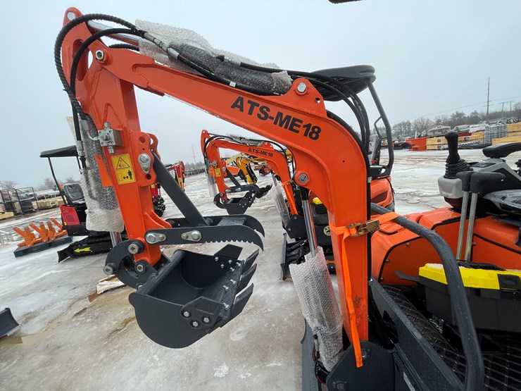 #5402-•-me18-mini-excavator-image-11