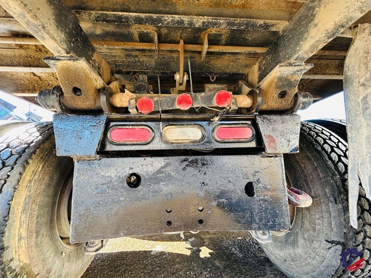 2011-volvo-truck-vhd-tri-axle-dump-truck-image-48