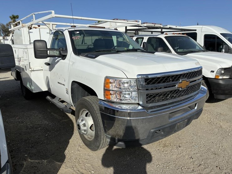 2013-chevrolet-3500-image-2