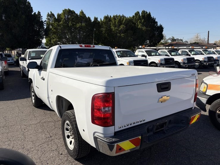 2011-chevrolet-1500-image-2