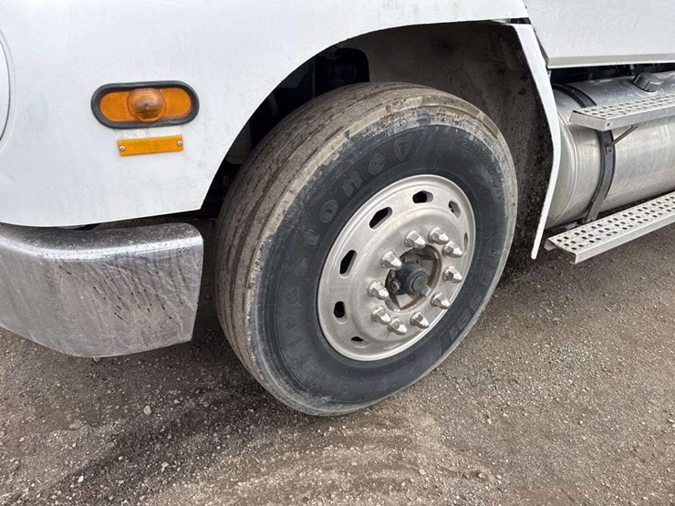 2000-freightliner-fld112-image-8