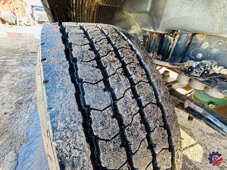 2011-volvo-truck-vhd-tri-axle-dump-truck-image-29