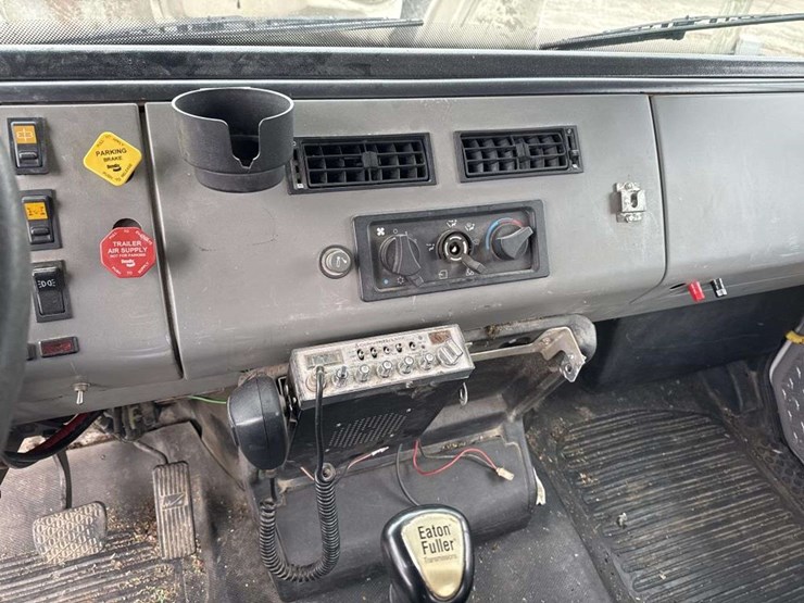 2000-freightliner-fld112-image-26