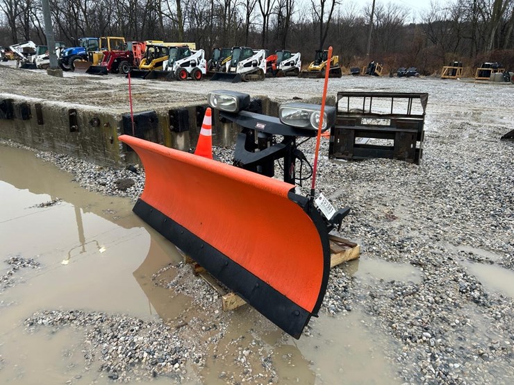 western-ultra-mount-8'-snow-plow-image-1
