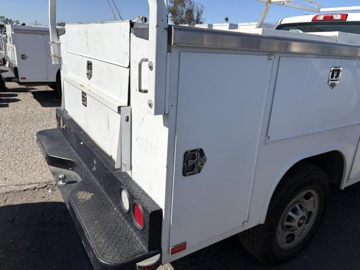 2017-chevrolet-2500-image-26