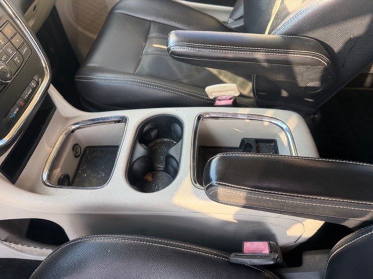 2014-chrysler-town-&-country-image-39