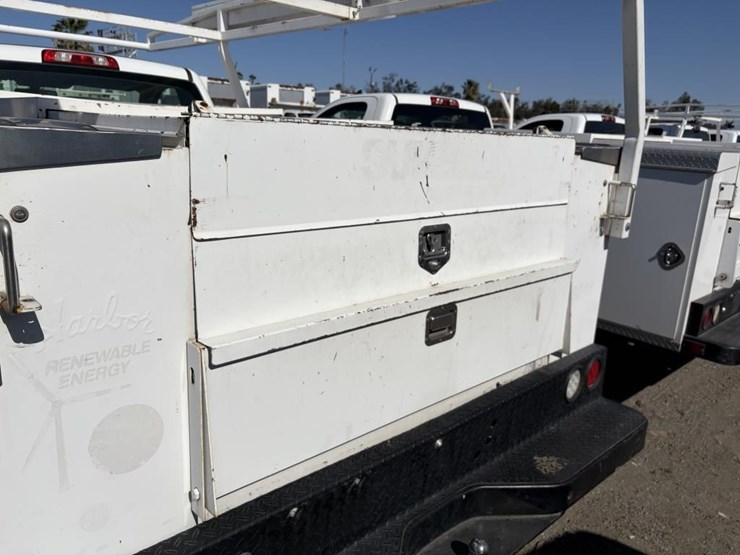 2017-chevrolet-2500-image-23