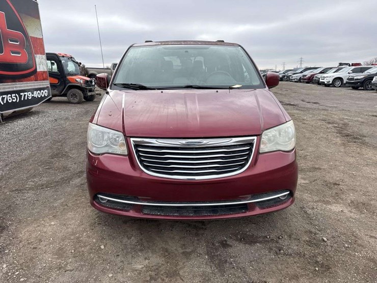 2012-chrysler-town-&-country-image-6