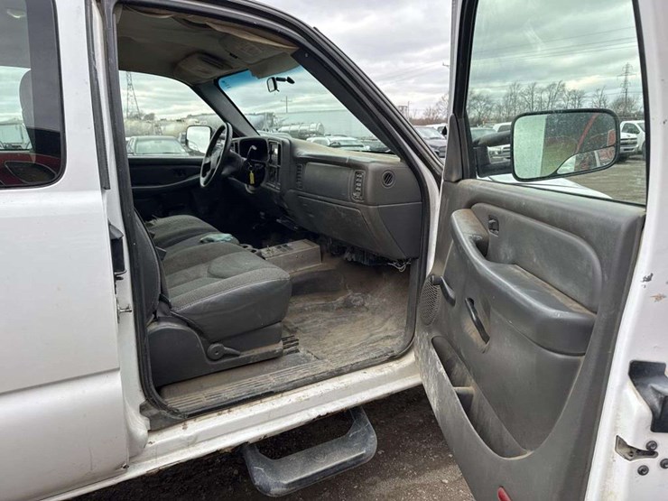 2005-gmc-sierra-2500-image-21