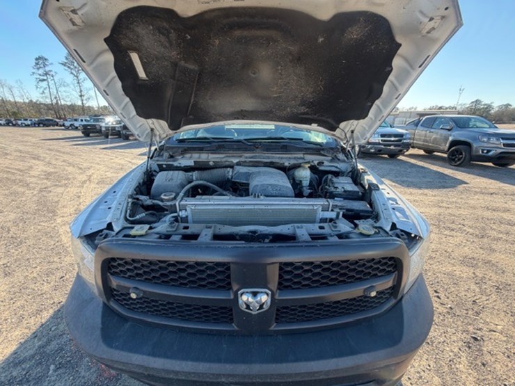 2019-ram-1500-classic-image-43