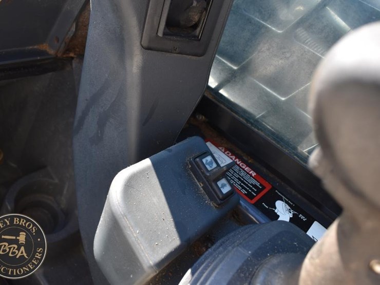 2015-deere-323e-image-41