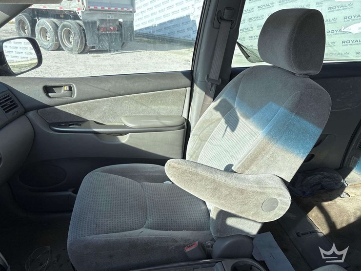 2006-toyota-sierra-ce-van-image-21