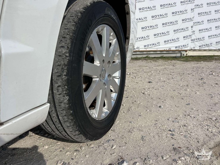 2016-chrysler-town-&-country-image-25