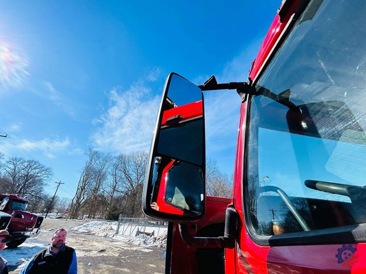 2011-volvo-truck-vhd-tri-axle-dump-truck-image-36