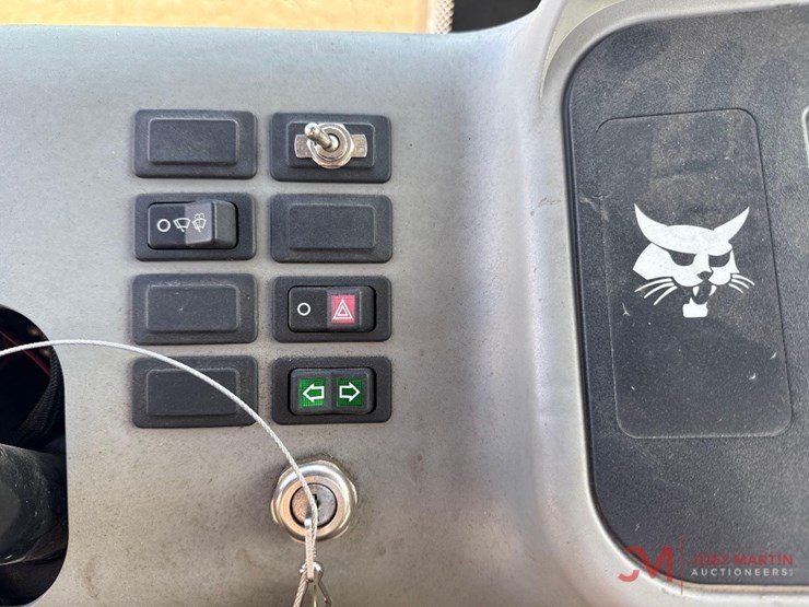 2004-bobcat-5600-toolcat-utv-image-19