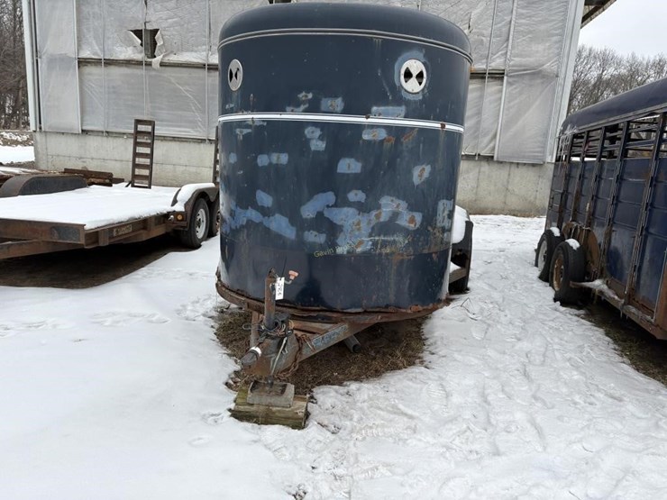 corn-pro-livestock-trailer---off-site-image-2