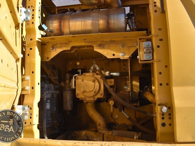 2020-caterpillar-320-image-37