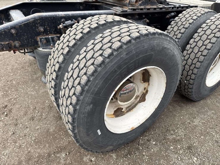 2000-freightliner-fld112-image-15