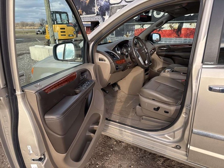 2013-chrysler-town-&-country-image-11