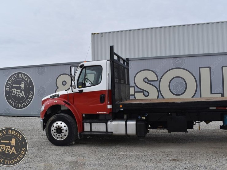 2015-freightliner-business-class-m2-106-image-2