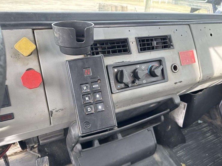 2000-freightliner-fl70-image-30