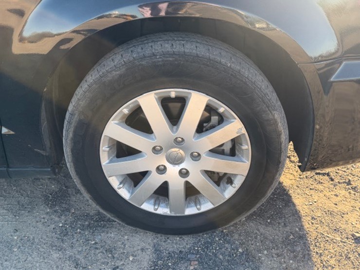 2014-chrysler-town-&-country-image-16