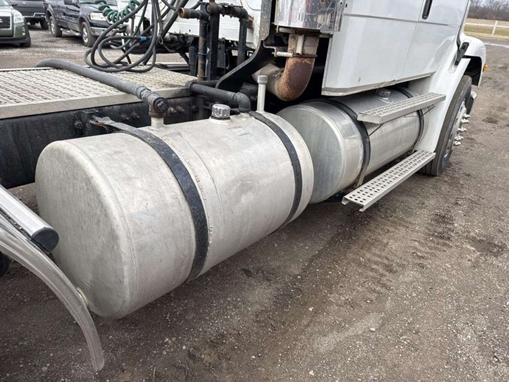 2000-freightliner-fld112-image-17