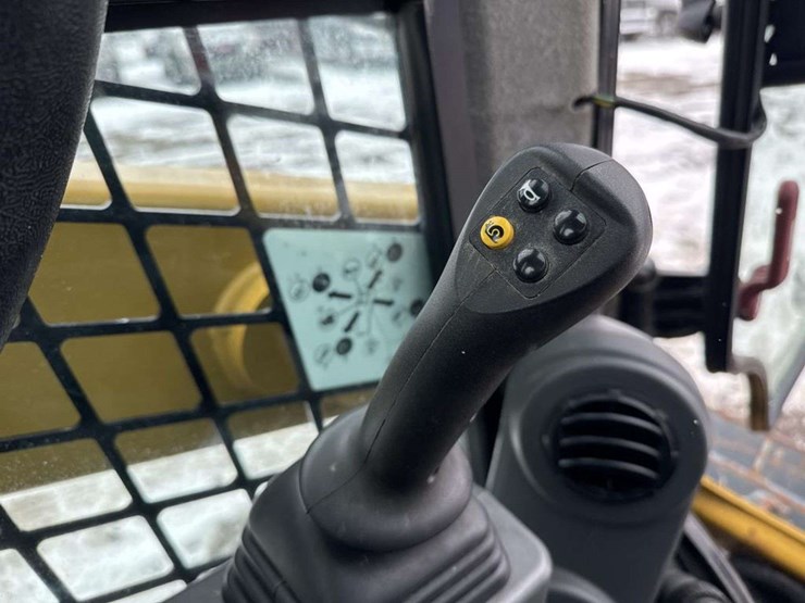 2023-caterpillar-226-image-21