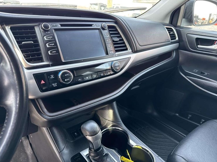 2016-toyota-highlander-image-13