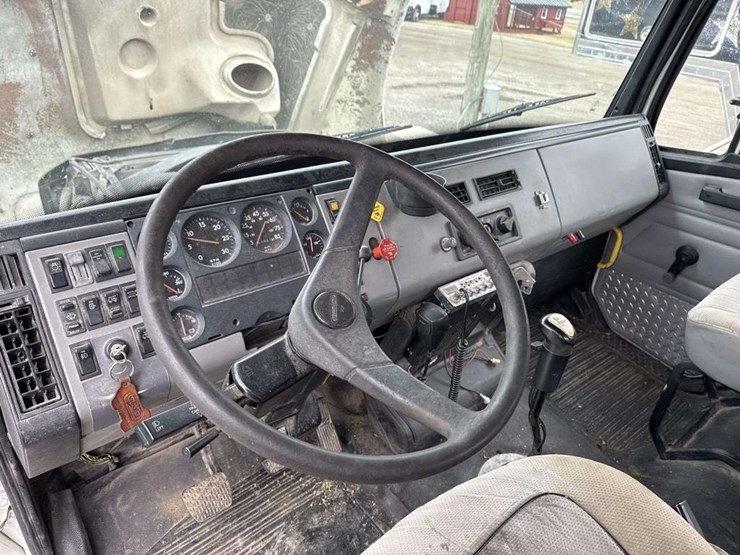 2000-freightliner-fld112-image-25