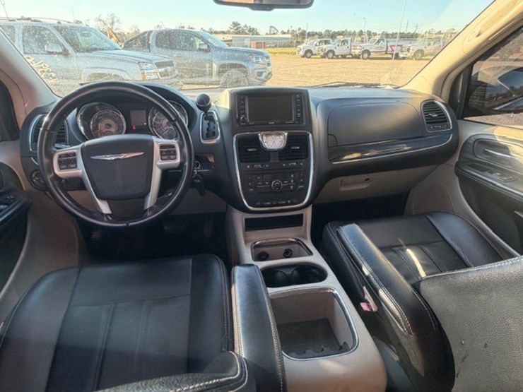 2014-chrysler-town-&-country-image-32