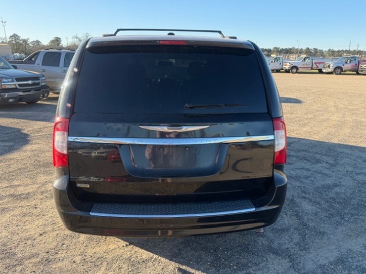 2014-chrysler-town-&-country-image-8