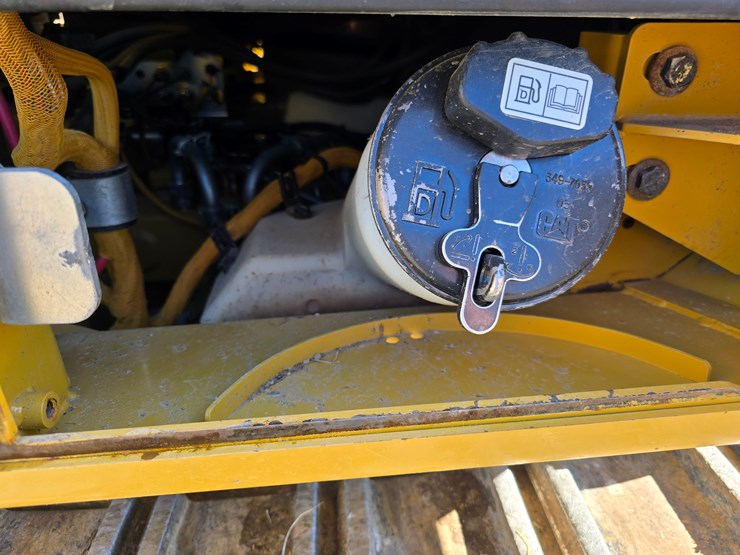 2015-caterpillar-953d-image-102